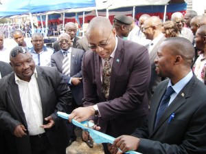 coupure du ruban par le vice gouverneur du Nord Kivu