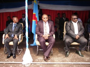 le maire de Goma a gauche, le vice gouverneur au milieu et M. Roger Rachidy Tumbula maire honoraire de la ville de Goma
