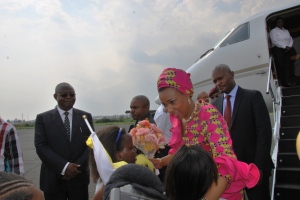 Mme Olive Lebe Kabila fleuris par les enfants